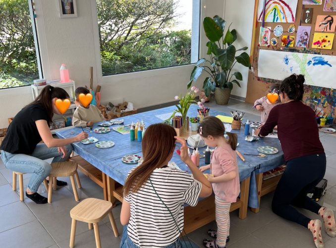 Kreative Zeit beim Basteln und Malen in der Kinderbetreuung bei Tiny Hands Creations in Zürich.